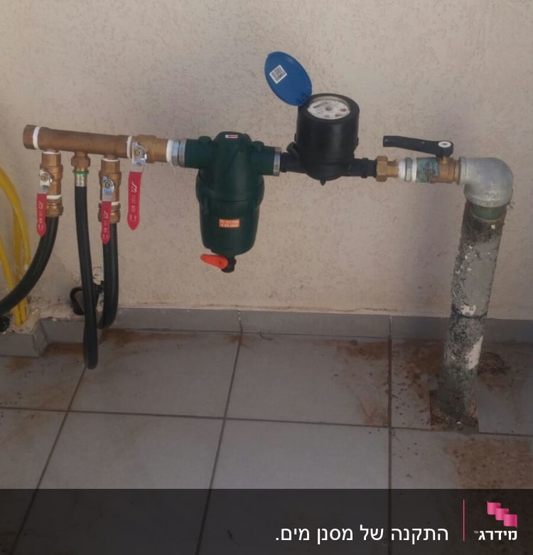 צנרת מים עם ברזים ומד לחץ